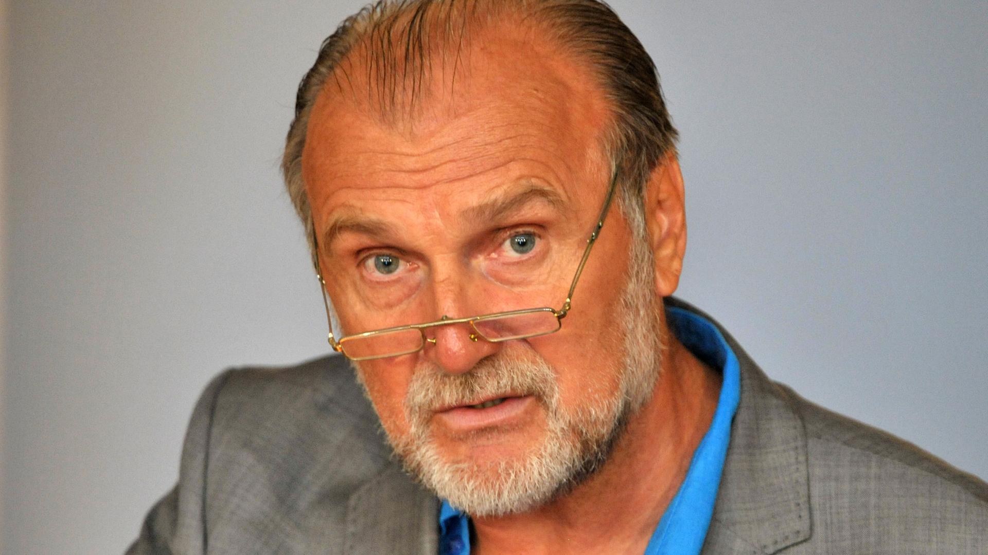 Der bosnische Autor Dzevad Karahasan spricht am 28.08.2012 in Weimar die Dankesworte nach der Verleihung der Goethe-Medaille 2012. Der bosnische Autor Dzevad Karahasan spricht am 28.08.2012 in Weimar die Dankesworte nach der Verleihung der Goethe-Medaille 2012.