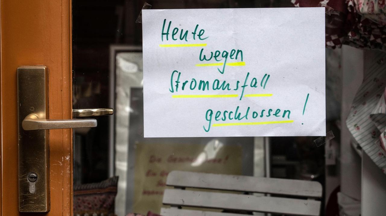 Ein Zettel "Heute wegen Stromausfall geschlossen!" hängt in Köpenick an der Tür eines Geschäftes. Seit dem Stromausfall in Köpenick am 19. Februar sind mehr als 30 000 Haushalte ohne Strom.