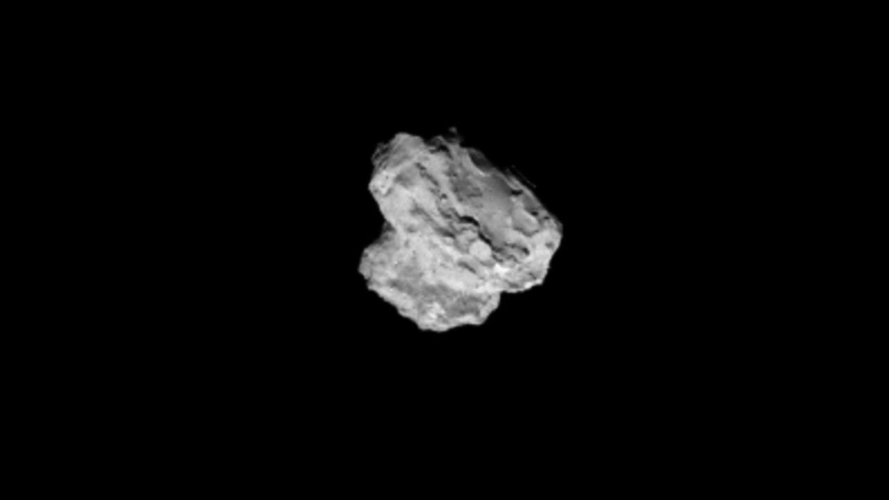 Der Komet 67P, Tschurjumow-Gerasimenko, aufgenommen aus einer Entfernung von rund 500 Kilometern von einer Kamera der Weltraum-Sonde Rosetta. Der Komet 67P, Tschurjumow-Gerasimenko, aufgenommen aus einer Entfernung von rund 500 Kilometern von einer Kamera der Weltraum-Sonde Rosetta.