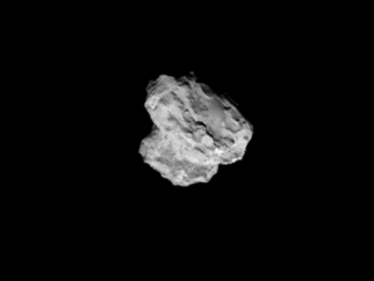 Der Komet 67P, Tschurjumow-Gerasimenko, aufgenommen aus einer Entfernung von rund 500 Kilometern von einer Kamera der Weltraum-Sonde Rosetta.