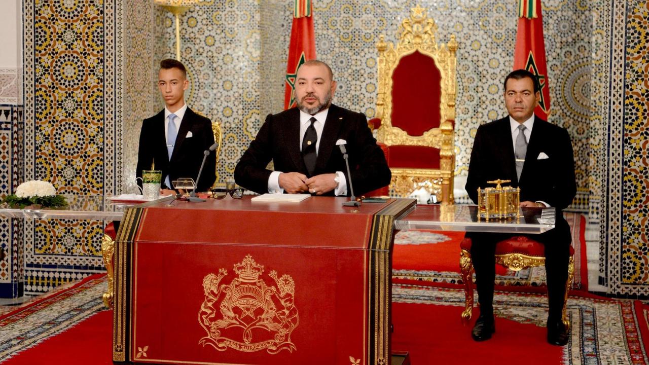König Mohammed VI. von Marokko neben seinem Bruder (recht) und seinem Sohn (links) König Mohammed VI. von Marokko neben seinem Bruder (recht) und seinem Sohn (links)