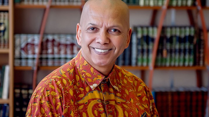 Farid Esack im bunten Hemd vor einer Bücherwand. Farid Esack im bunten Hemd vor einer Bücherwand.
