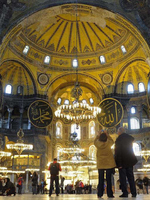 Besucher in der Hagia Sophia in Istanbul