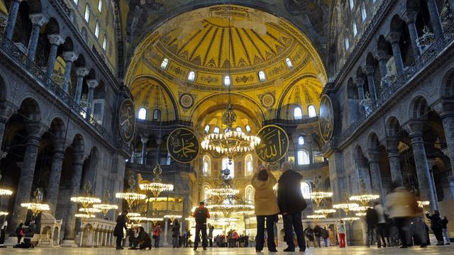 Besucher in der Hagia Sophia in Istanbul