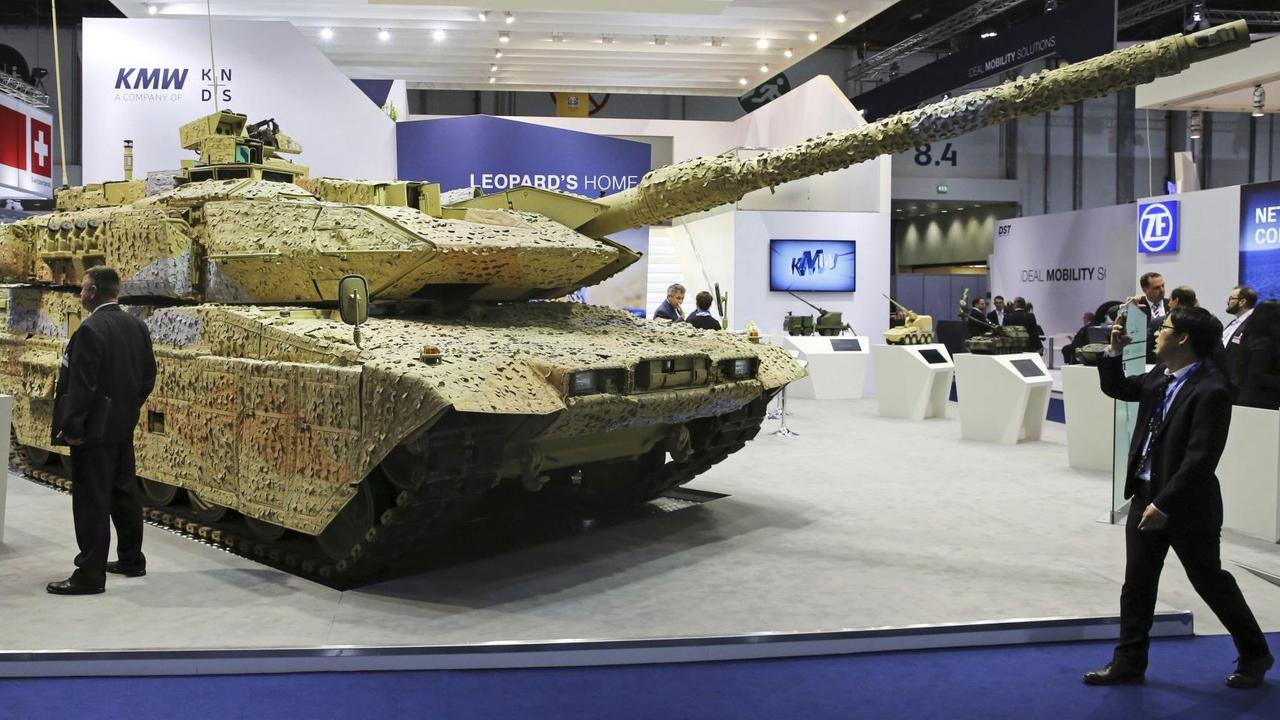 Ein deutscher Leopard-Panzer auf einer Rüstungsmesse in Abu Dhabi Ein deutscher Leopard-Panzer auf einer Rüstungsmesse in Abu Dhabi