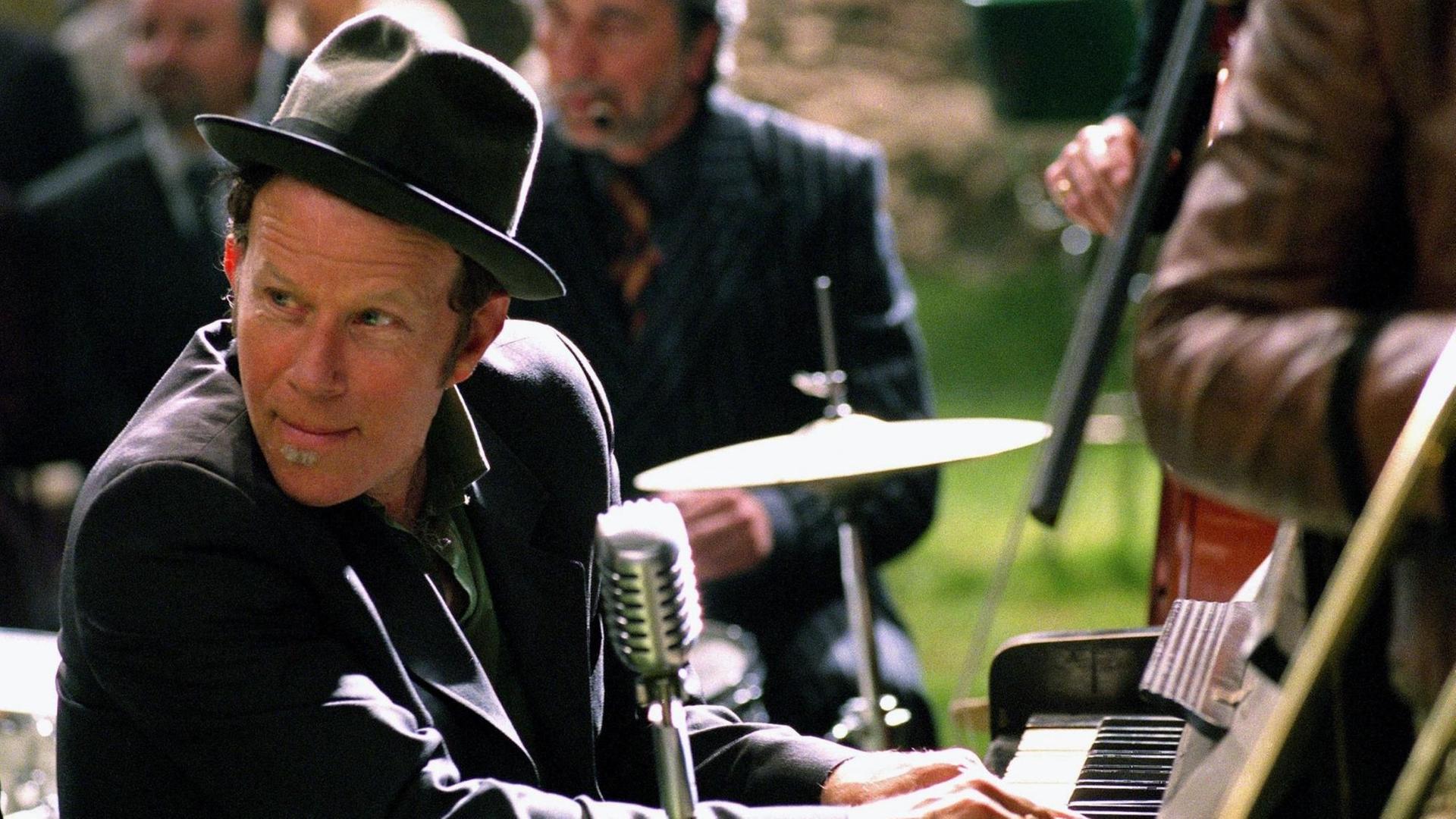 Schauspieler und Musiker Tom Waits sitzt mit Hut bekleidet an einem Klavier in dem Film "Der Tiger und der Schnee" aus dem Jahr 2005. Schauspieler und Musiker Tom Waits sitzt mit Hut bekleidet an einem Klavier in dem Film "Der Tiger und der Schnee" aus dem Jahr 2005.