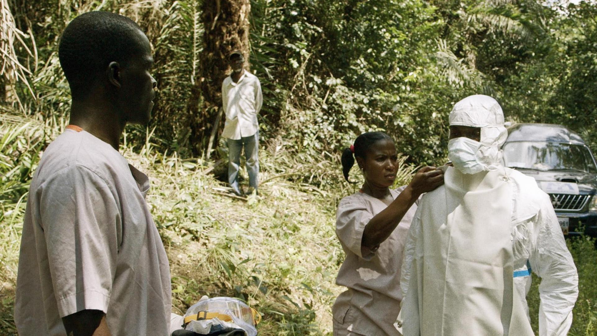 Szene aus dem Dokumentarfilm „Ebola - Das Virus überleben”. Szene aus dem Dokumentarfilm „Ebola - Das Virus überleben”.