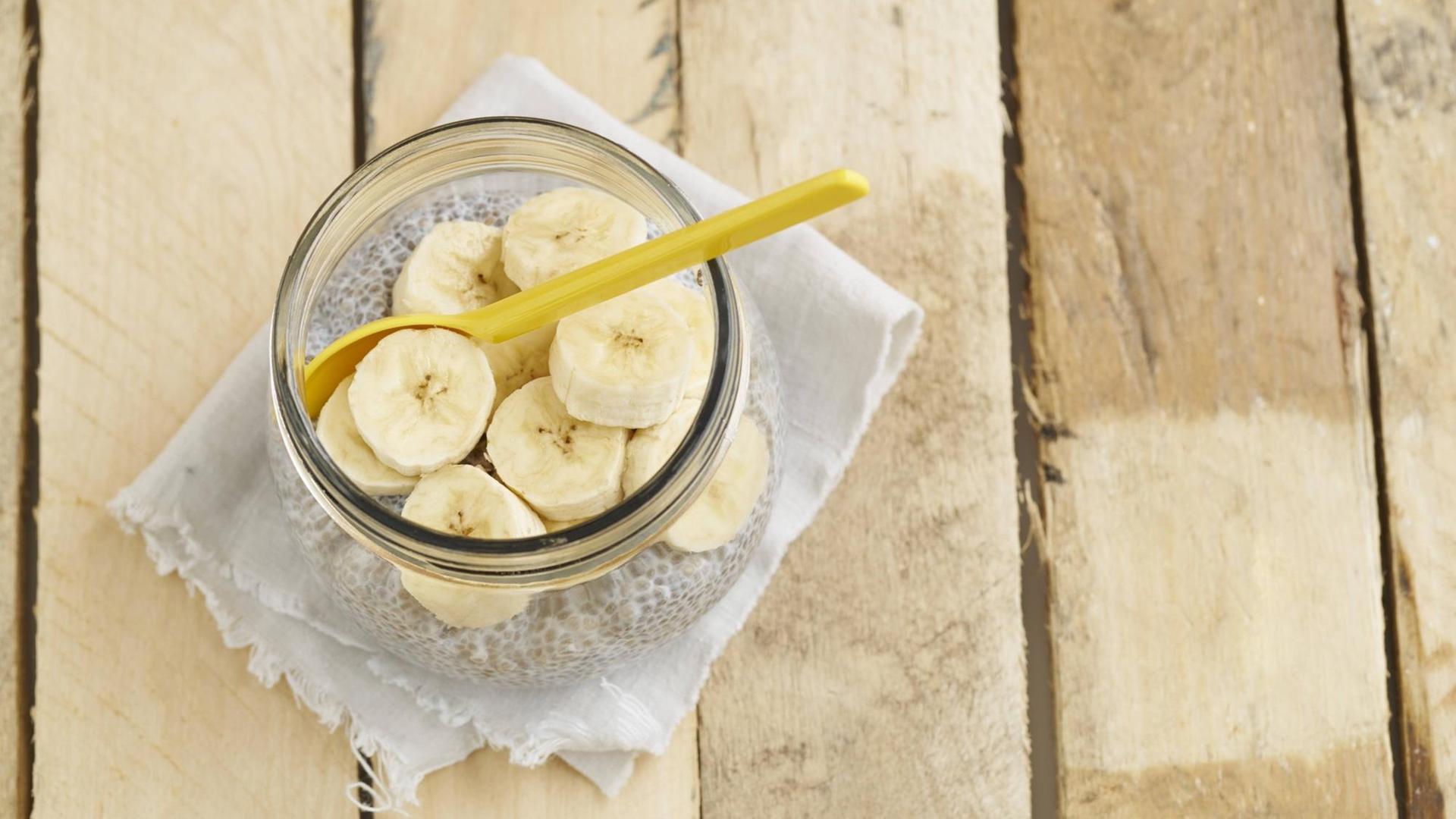 Chia-Pudding aus Chiasamen mit Mandelmilch und Bananen. Chia-Pudding aus Chiasamen mit Mandelmilch und Bananen.