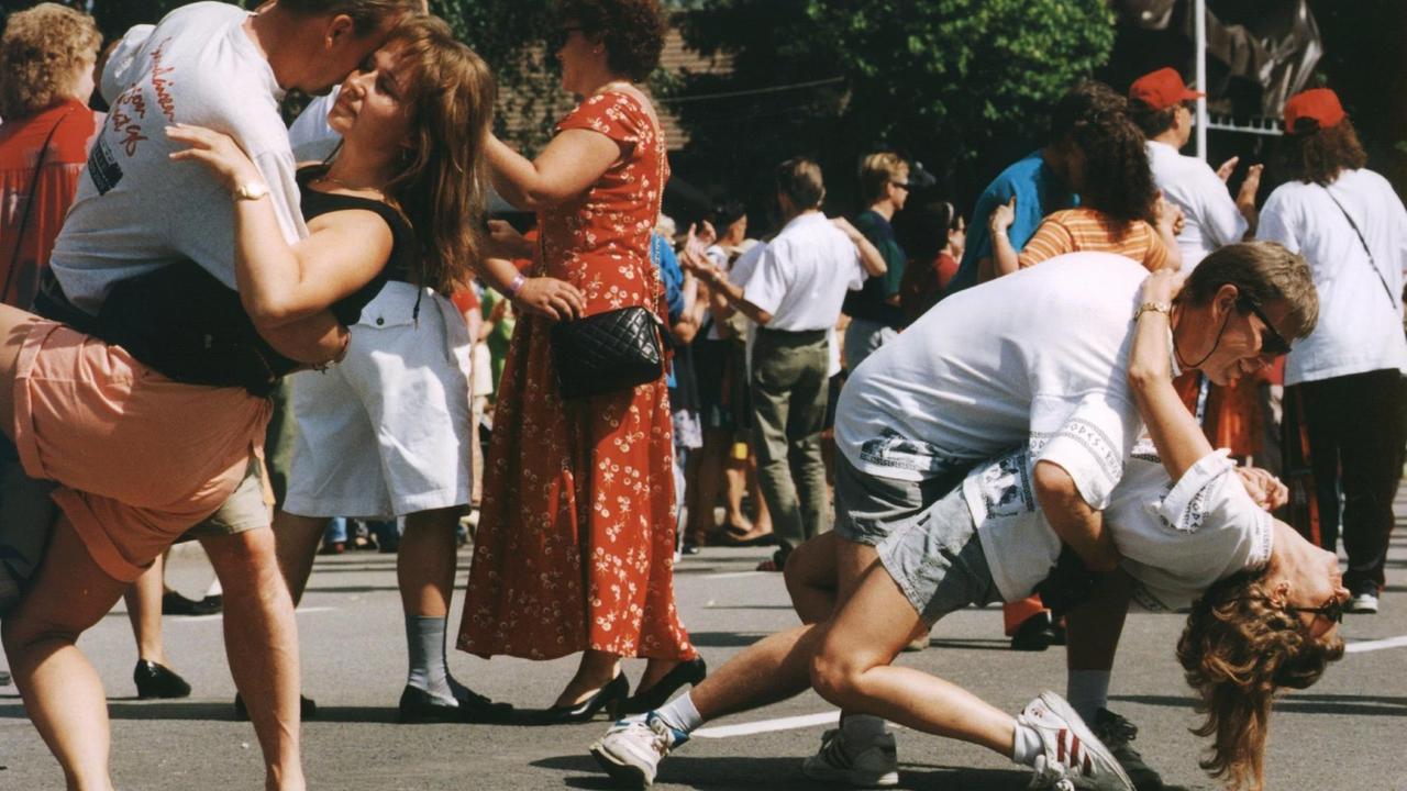 Paare aller Alterklassen verwandeln Anfang Juli 1997 während des traditionellen dreitägigen Tango-Festivals die Straßen der finnischen Stadt Seinäjoki in eine riesige Tanzfläche. Paare aller Alterklassen verwandeln Anfang Juli 1997 während des traditionellen dreitägigen Tango-Festivals die Straßen der finnischen Stadt Seinäjoki in eine riesige Tanzfläche.