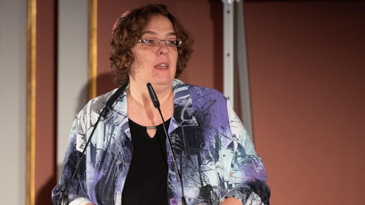 Gesa Ederberg spricht bei der Vergabe des Berliner "#Farbenbekennen-Awards". Bei dem Award, wird das Engagement von Flüchtlingen für die deutsche Gesellschaft gewürdigt. Gesa Ederberg spricht bei der Vergabe des Berliner "#Farbenbekennen-Awards". Bei dem Award, wird das Engagement von Flüchtlingen für die deutsche Gesellschaft gewürdigt.