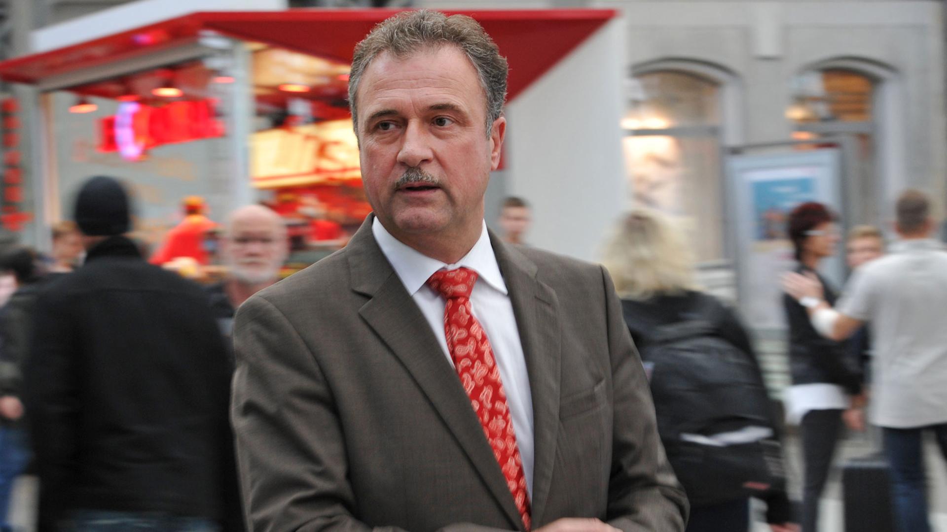 Der Bundesvorsitzende der Gewerkschaft Deutscher Lokomotivführer (GDL), Claus Weselsky, geht am 17.10.2014 in Dresden (Sachsen) auf dem Hauptbahnhof zu einem Pressestatement Der Bundesvorsitzende der Gewerkschaft Deutscher Lokomotivführer (GDL), Claus Weselsky, geht am 17.10.2014 in Dresden (Sachsen) auf dem Hauptbahnhof zu einem Pressestatement