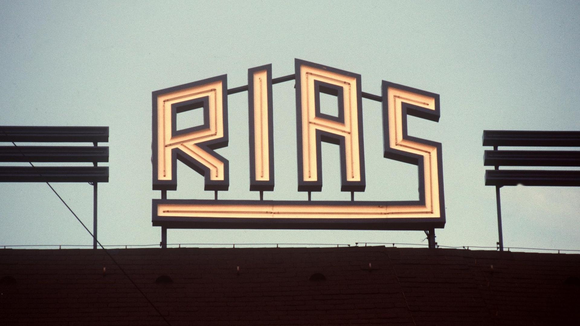 Das Logo des Rias Berlin auf dem Dach des Rundfunkhauses in Berlin-Schöneberg, aufgenommen am 24.10.1986.