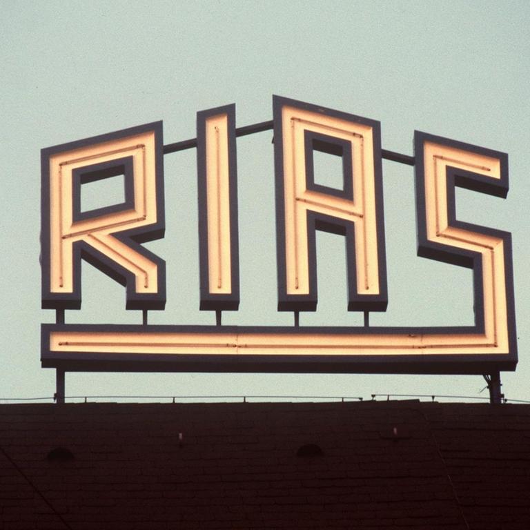 Das Logo des Rias Berlin auf dem Dach des Rundfunkhauses in Berlin-Schöneberg, aufgenommen am 24.10.1986. 