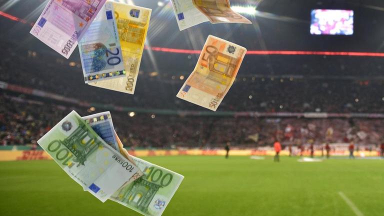 Geldscheine neben einer Kamera im Fußballstadion Geldscheine neben einer Kamera im Fußballstadion