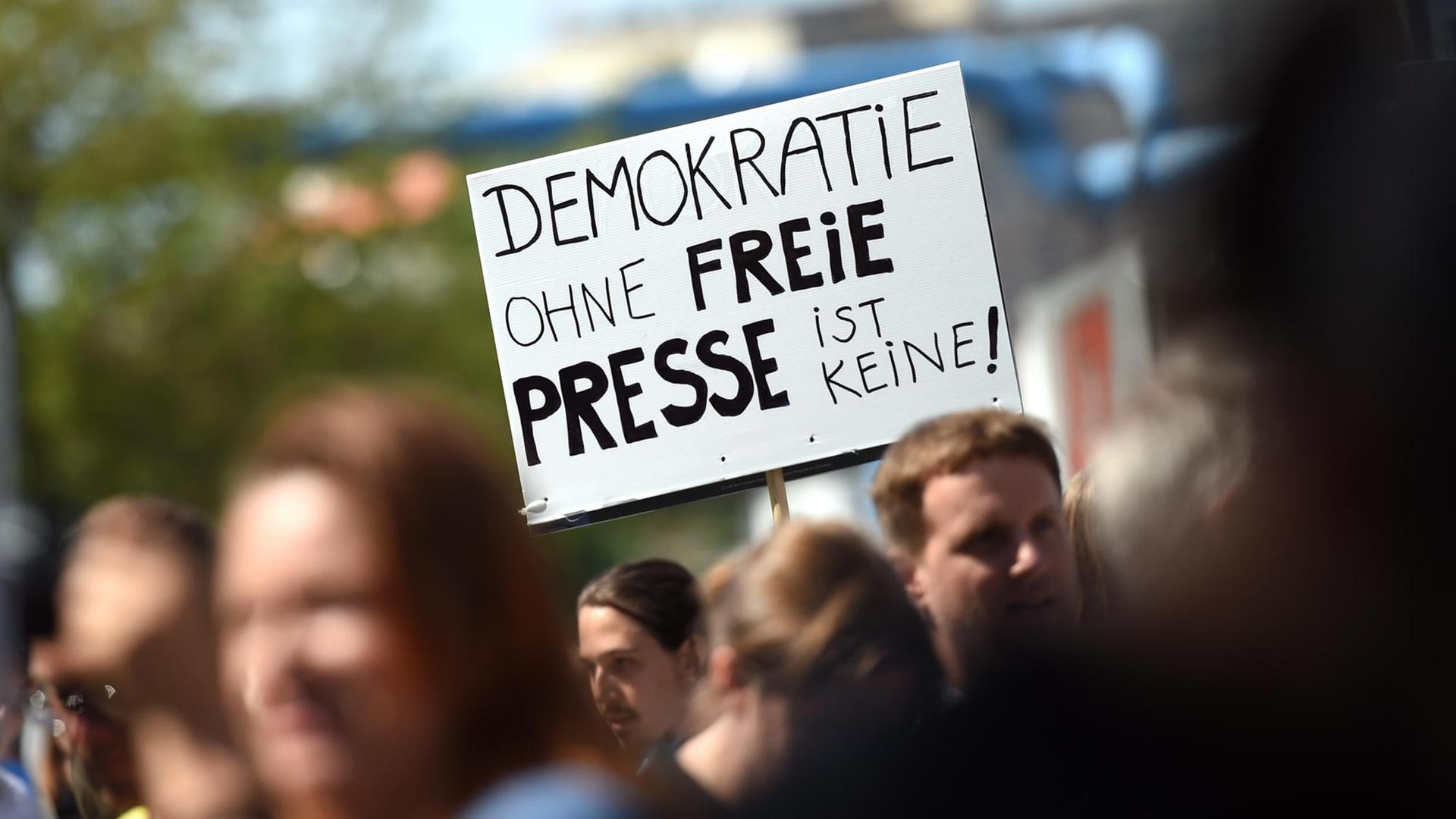 Demonstranten bei einer Protestaktion für das Internetportal Netzpolitik.org am 1.8.2015 in Berlin. Demonstranten bei einer Protestaktion für das Internetportal Netzpolitik.org am 1.8.2015 in Berlin.