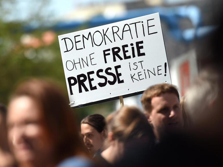 Demonstranten bei einer Protestaktion für das Internetportal Netzpolitik.org am 1.8.2015 in Berlin.
