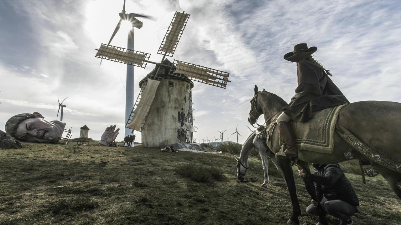 Eine Aufnahme von den Dreharbeiten zu "The Man Who Killed Don Quijote". Vor einer alten Windmühle. Dahinter moderne Windräder. Eine Aufnahme von den Dreharbeiten zu "The Man Who Killed Don Quijote". Vor einer alten Windmühle. Dahinter moderne Windräder.