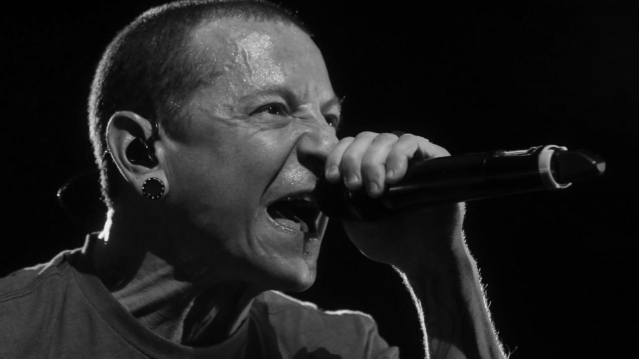Chester Bennington während eines Konzerts von Linkin Park 2015. Chester Bennington während eines Konzerts von Linkin Park 2015.
