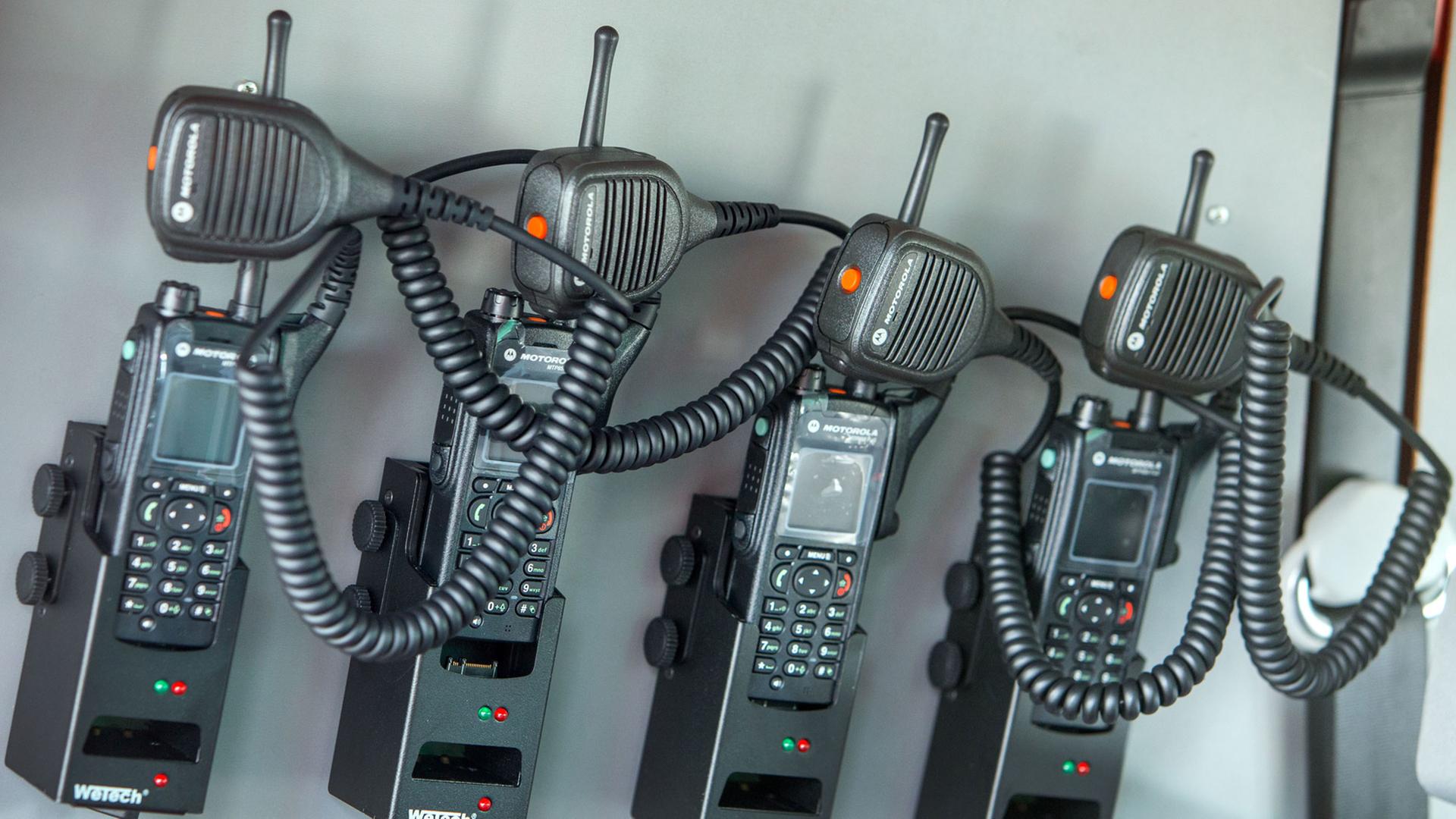 Vier digitale Handfunkgeräte. Vier digitale Handfunkgeräte.