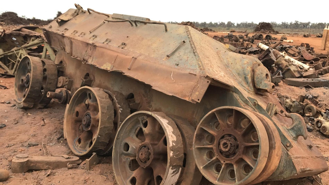 Kaputter Panzer auf einem Schrottplatz in Angola Kaputter Panzer auf einem Schrottplatz in Angola