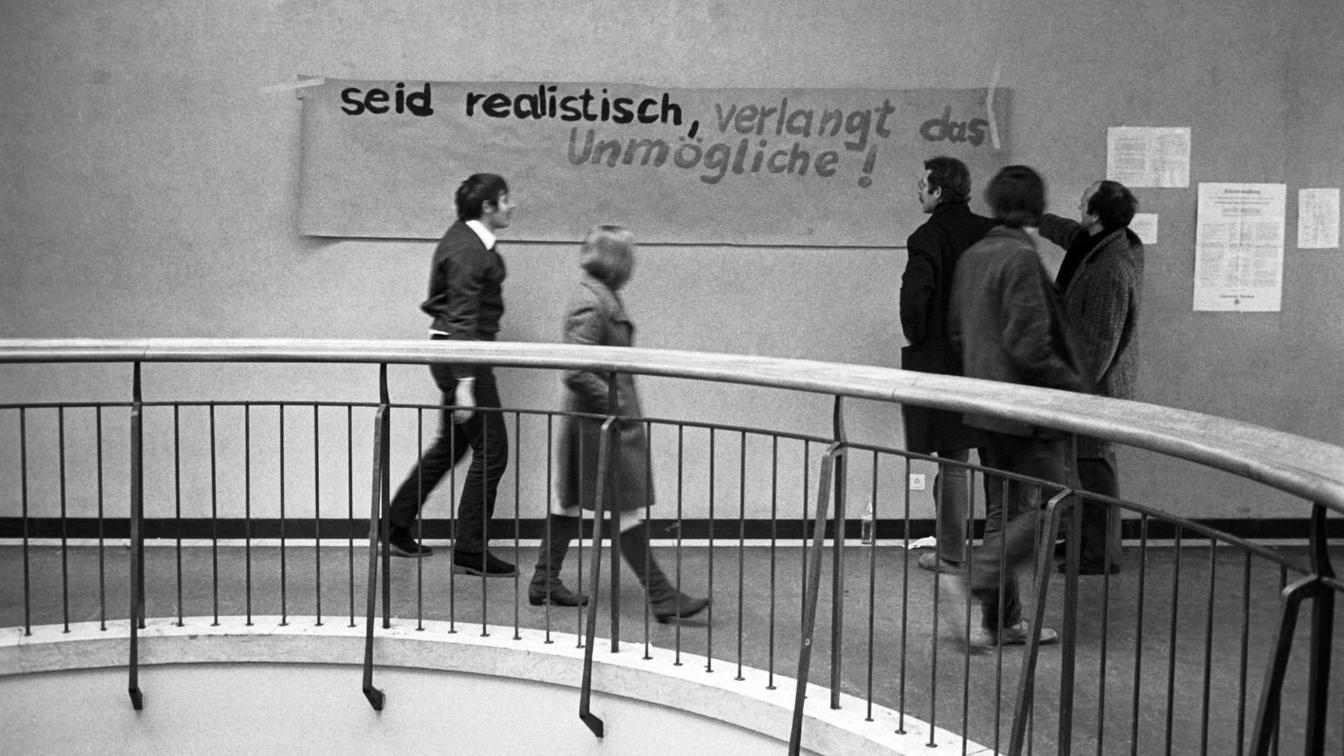 Studenten haben im Treppenhaus des Instituts ein Spruchband mit der Aufschrift "Seid realistisch verlangt das Unmögliche" aufgehängt.