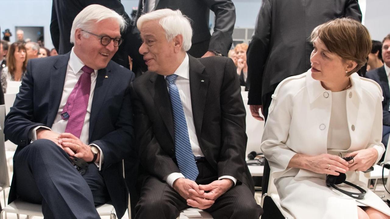 Bundespräsident Steinmeier und der griechische Präsident Pavlopoulos sprechen auf der Eröffnung der Kunstaustellung documenta 14 miteinander. Bundespräsident Steinmeier und der griechische Präsident Pavlopoulos sprechen auf der Eröffnung der Kunstaustellung documenta 14 miteinander.