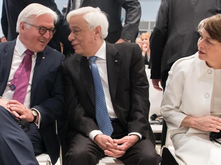 Bundespräsident Steinmeier und der griechische Präsident Pavlopoulos sprechen auf der Eröffnung der Kunstaustellung documenta 14 miteinander.