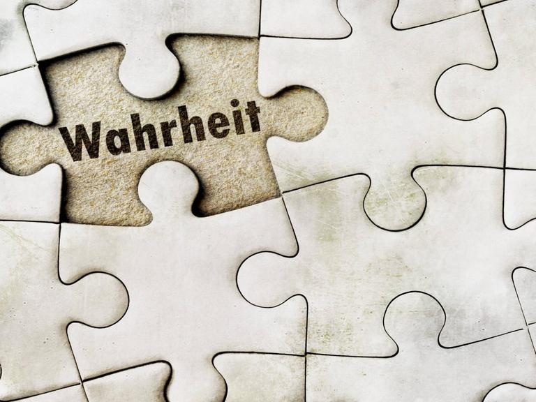 Ein Puzzle in dem ein Stück fehlt. Das Stück ist die Wahrheit. Fehlendes Puzzleteil Wahrheit missing Part puzzle Truth