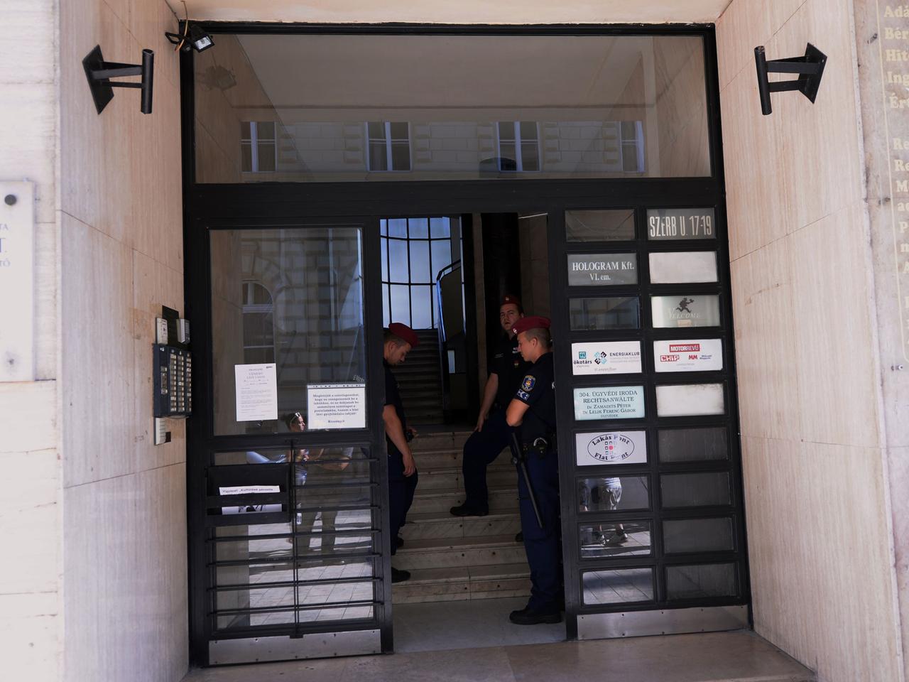 Ungarische Polizisten stehen in dem Bürogebäude, in dem die Okotars-Stiftung ihre Räume hat.