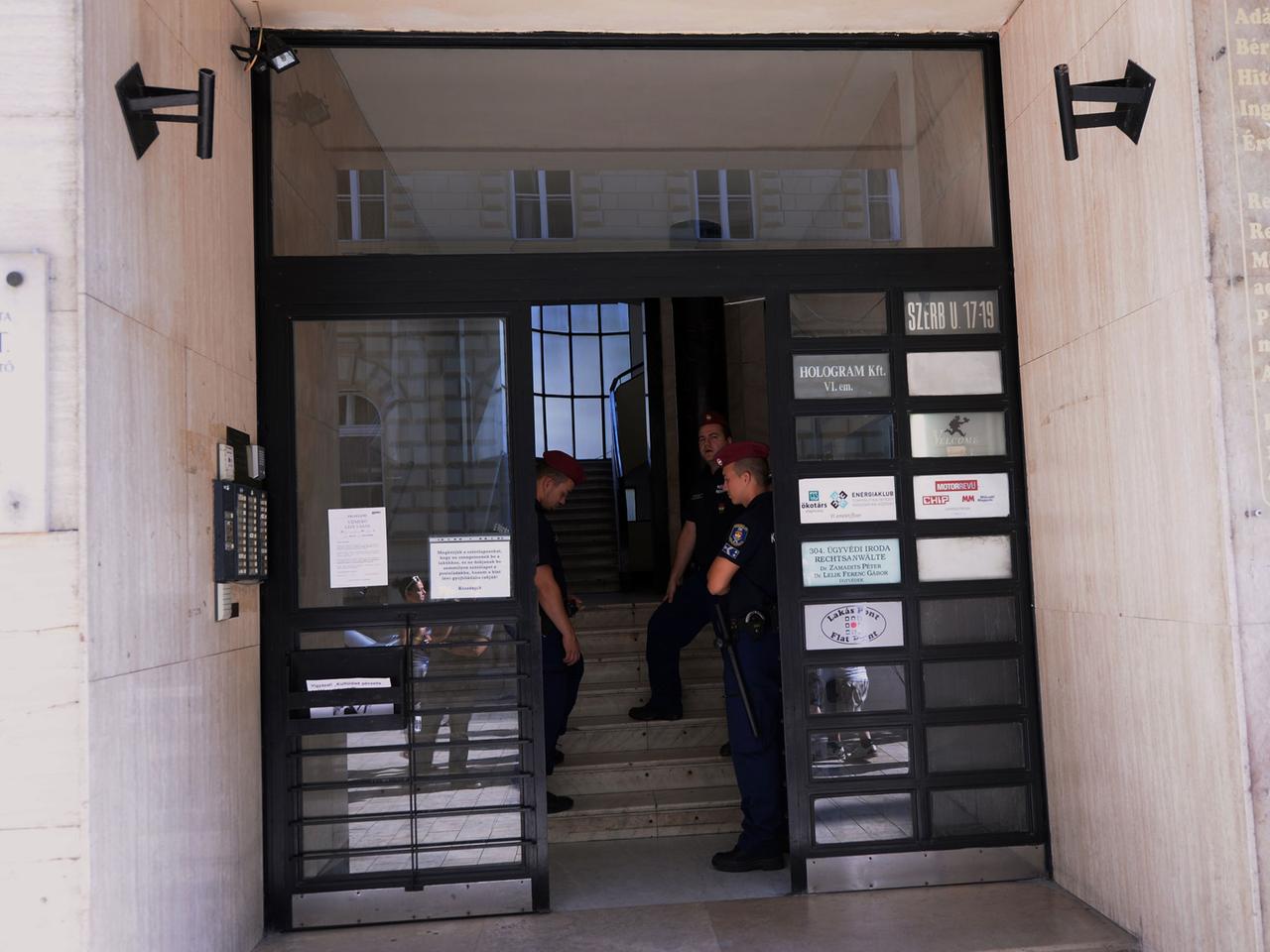 Ungarische Polizisten stehen in dem Bürogebäude, in dem die Okotars-Stiftung ihre Räume hat. Ungarische Polizisten stehen in dem Bürogebäude, in dem die Okotars-Stiftung ihre Räume hat.