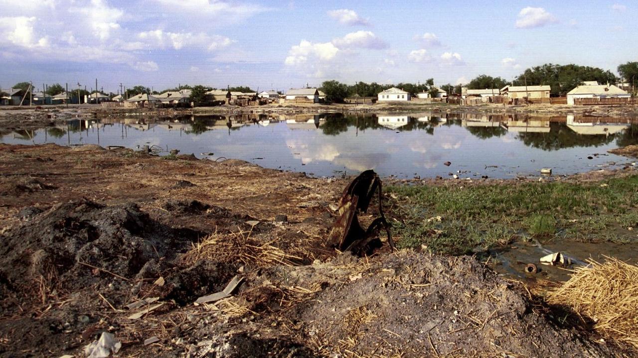 Aralsk lag einmal direkt am Aralsee. Nach Eingriffen durch den Menschen zog sich das Wasser kilometerweit von der Hafenstadt zurück und kehrt erst langsam zurück. Aralsk lag einmal direkt am Aralsee. Nach Eingriffen durch den Menschen zog sich das Wasser kilometerweit von der Hafenstadt zurück und kehrt erst langsam zurück.