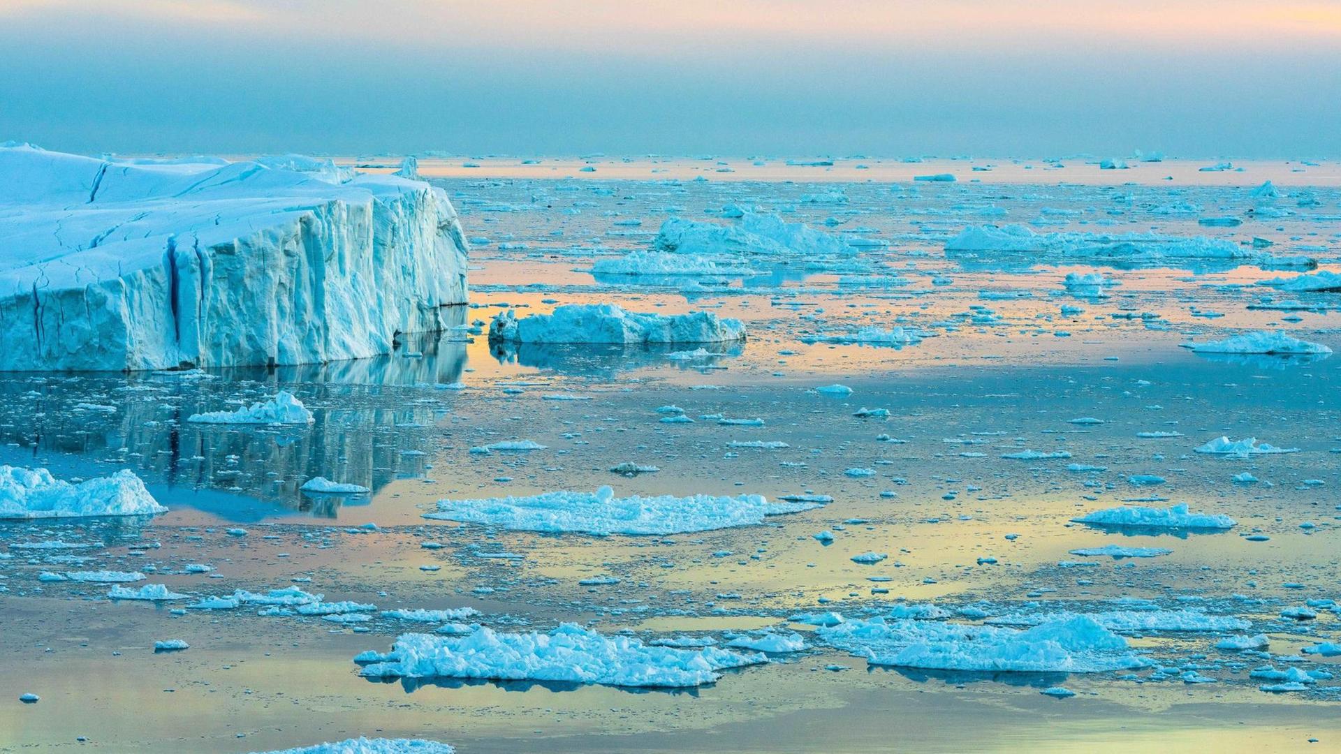 Auf dem Bild sieht man Eisberge in Grönland. Auf dem Bild sieht man Eisberge in Grönland.