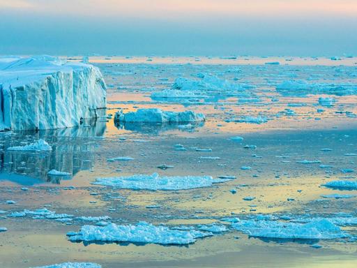 Eisberge in Grönland - der Klimawechsel hat große Auswirkungen auf Gletscher und Polkappen