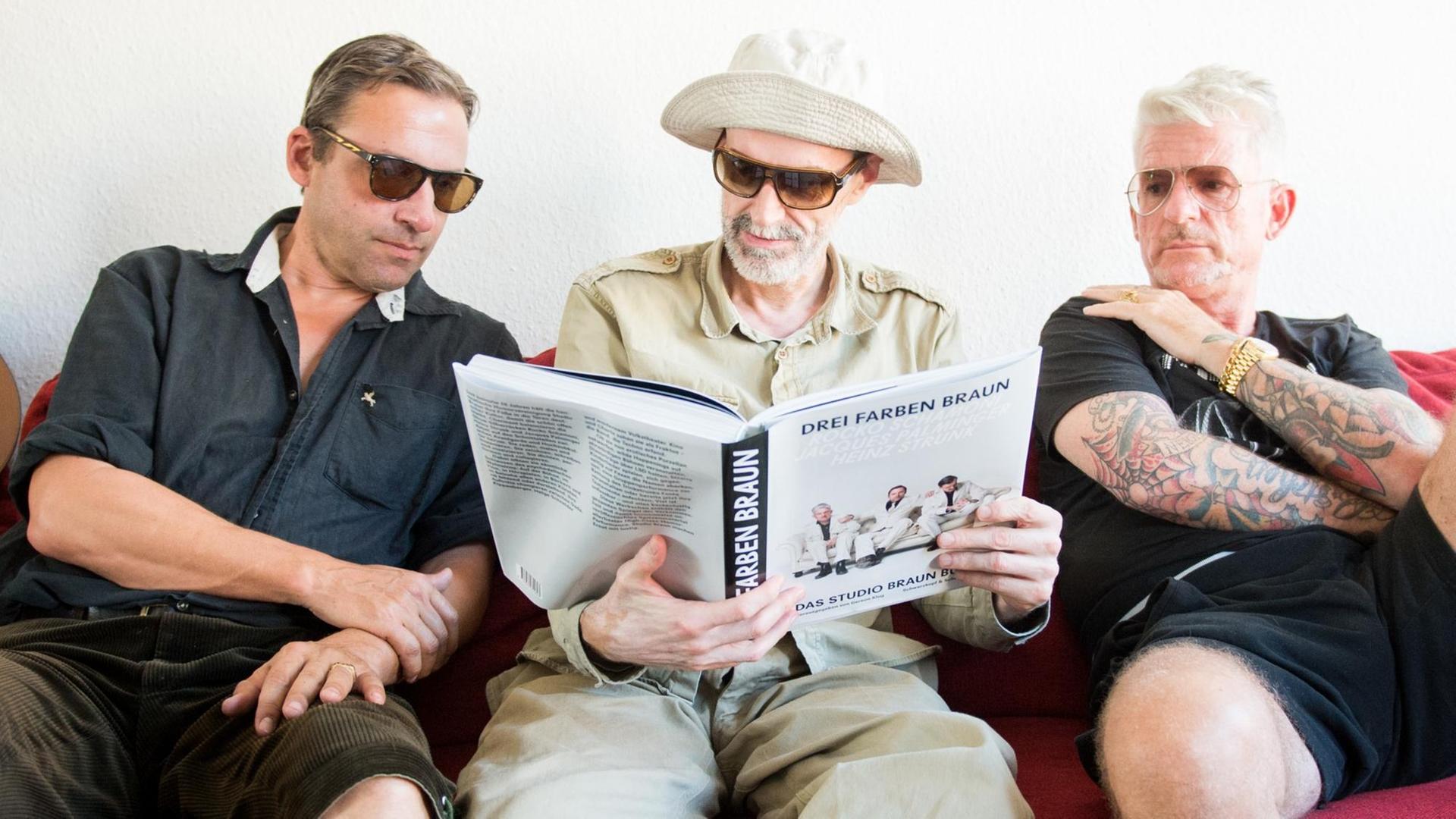 Die Künstler des Trios "Studio Braun", Rocko Schamoni (bürgerlich Tobias Albrecht), Jacques Palminger (bürgerlich Heinrich Ebber) und Heinz Strunk (bürgerlich Mathias Halfpape) posieren am 13.09.2016 in Hamburg mit ihrem neuen Buch "Drei Farben Braun - Das Studio Braun Buch" Die Künstler des Trios "Studio Braun", Rocko Schamoni (bürgerlich Tobias Albrecht), Jacques Palminger (bürgerlich Heinrich Ebber) und Heinz Strunk (bürgerlich Mathias Halfpape) posieren am 13.09.2016 in Hamburg mit ihrem neuen Buch "Drei Farben Braun - Das Studio Braun Buch"