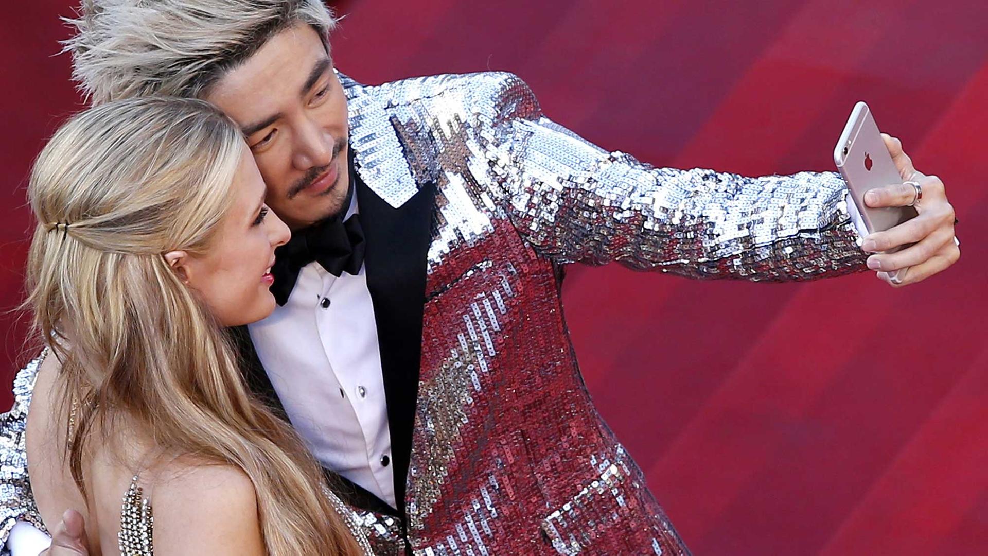 US-Society-Lady Paris Hilton und der chinesische Schauspieler Sun Zu Yang machen ein Selfie vor der Vorführung des Films "Inside Out" bei den 68. Filmfestspielen 2015 in Cannes. US-Society-Lady Paris Hilton und der chinesische Schauspieler Sun Zu Yang machen ein Selfie vor der Vorführung des Films "Inside Out" bei den 68. Filmfestspielen 2015 in Cannes.