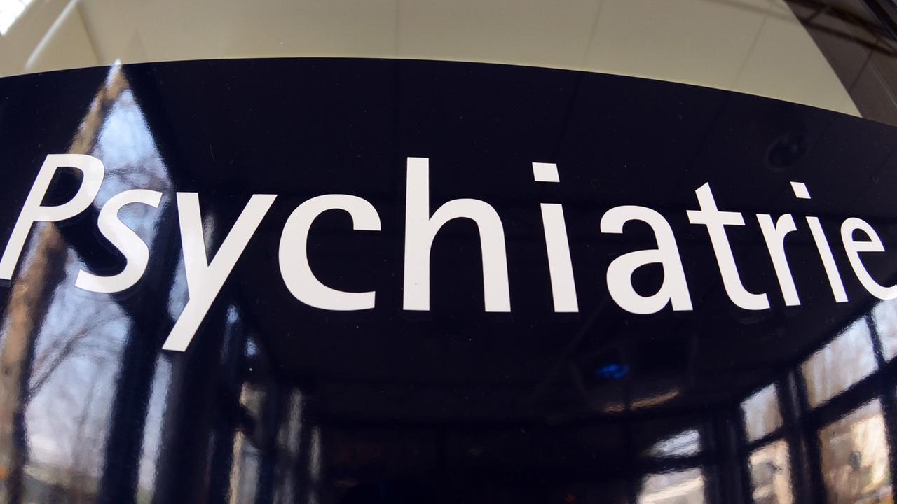 Ein Schild mit der Aufschrift "Psychiatrie" ist am Dienstag (01.03.2011) an einem Gebäude im Bezirksklinikum in Regensburg (Oberpfalz) angebracht. 