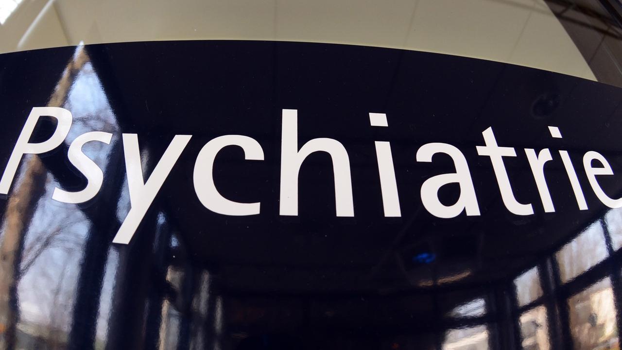 Ein Schild mit der Aufschrift "Psychiatrie" ist am Dienstag (01.03.2011) an einem Gebäude im Bezirksklinikum in Regensburg (Oberpfalz) angebracht. Ein Schild mit der Aufschrift "Psychiatrie" ist am Dienstag (01.03.2011) an einem Gebäude im Bezirksklinikum in Regensburg (Oberpfalz) angebracht.