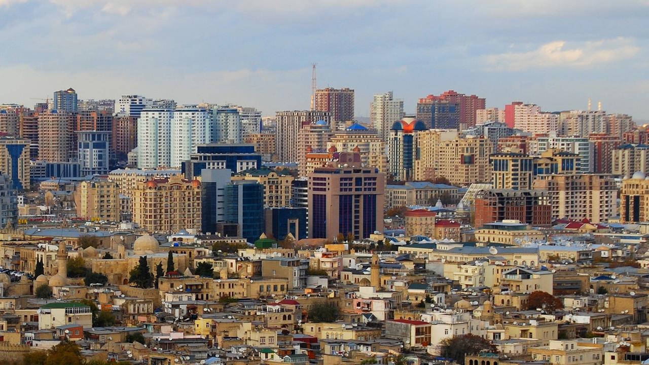 Die Altstadt der aserbaidschanischen Hauptstadt Baku mit Minaretten liegt vor dichtbebauten neuen Hochhäusern. Die Altstadt der aserbaidschanischen Hauptstadt Baku mit Minaretten liegt vor dichtbebauten neuen Hochhäusern.
