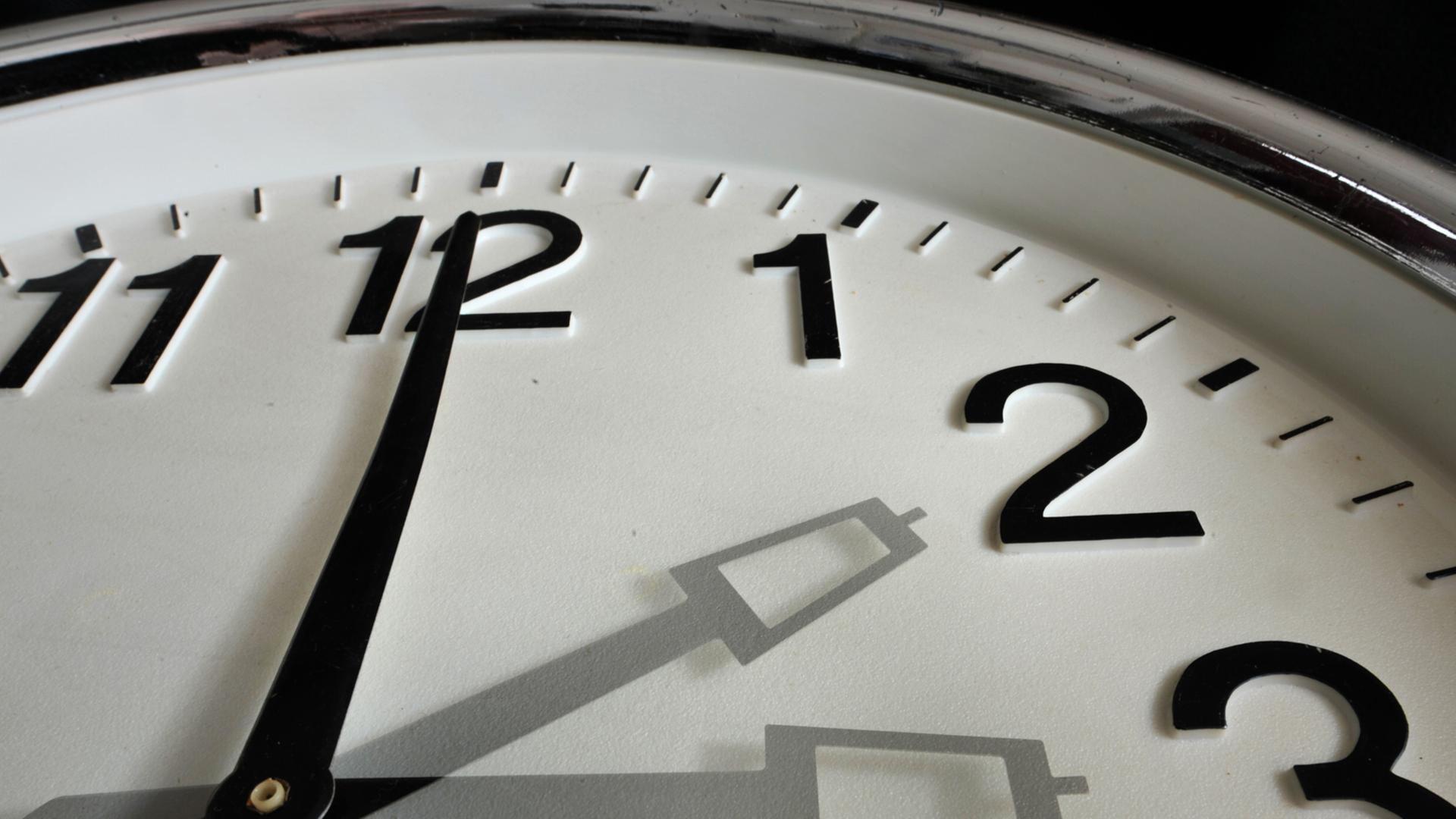 Eine riesige Uhr zeigt die Zeit. Eine riesige Uhr zeigt die Zeit.