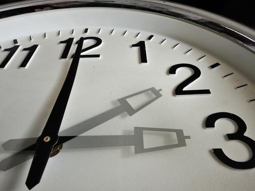 Eine riesige Uhr zeigt die Zeit.