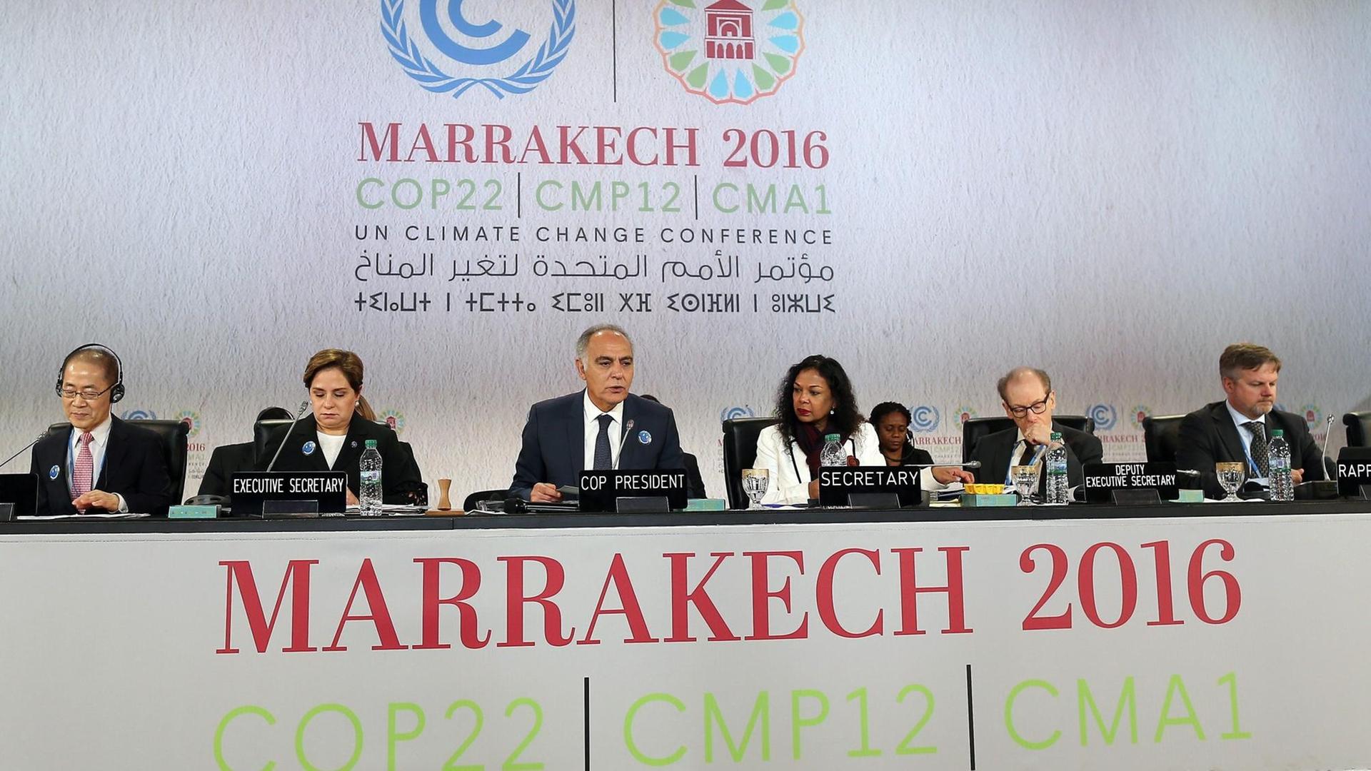 Die Eröffnungssitzung des UN-Klimagipfels in Marrakesch am 7. November 2016. Von Links: Hoesung Lee, der Vorsitzende des IPCC, des Weltklimarats, die mexikanische Diplomatin Patricia Espinosa und der marrokanische Außenminister und COP22-Präsident Salaheddine Mezouar (dritter von Links). Die Eröffnungssitzung des UN-Klimagipfels in Marrakesch am 7. November 2016. Von Links: Hoesung Lee, der Vorsitzende des IPCC, des Weltklimarats, die mexikanische Diplomatin Patricia Espinosa und der marrokanische Außenminister und COP22-Präsident Salaheddine Mezouar (dritter von Links).