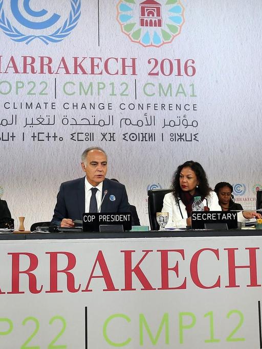 Die Eröffnungssitzung des UN-Klimagipfels in Marrakesch am 7. November 2016. Von Links: Hoesung Lee, der Vorsitzende des IPCC, des Weltklimarats, die mexikanische Diplomatin Patricia Espinosa und der marrokanische Außenminister und COP22-Präsident Salaheddine Mezouar (dritter von Links).