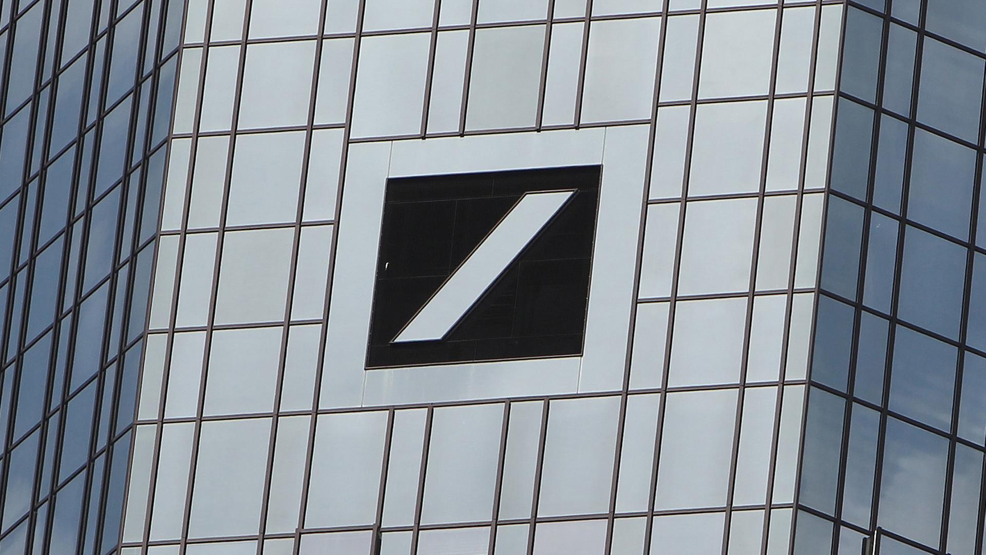 Hauptgebäude der Deutschen Bank (in Frankfurt) mit Logo Hauptgebäude der Deutschen Bank (in Frankfurt) mit Logo