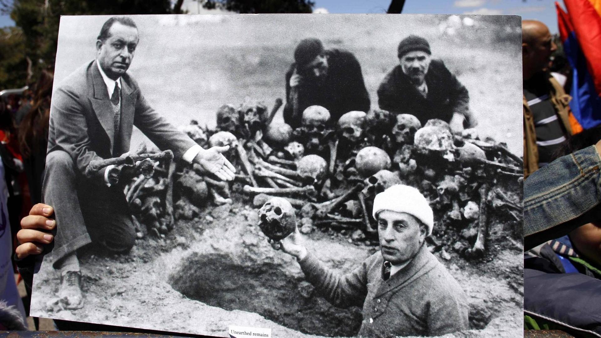 Armenier erinnern bei einer Demonstration in Jerusalem an die Opfer des Völkermords 1915.