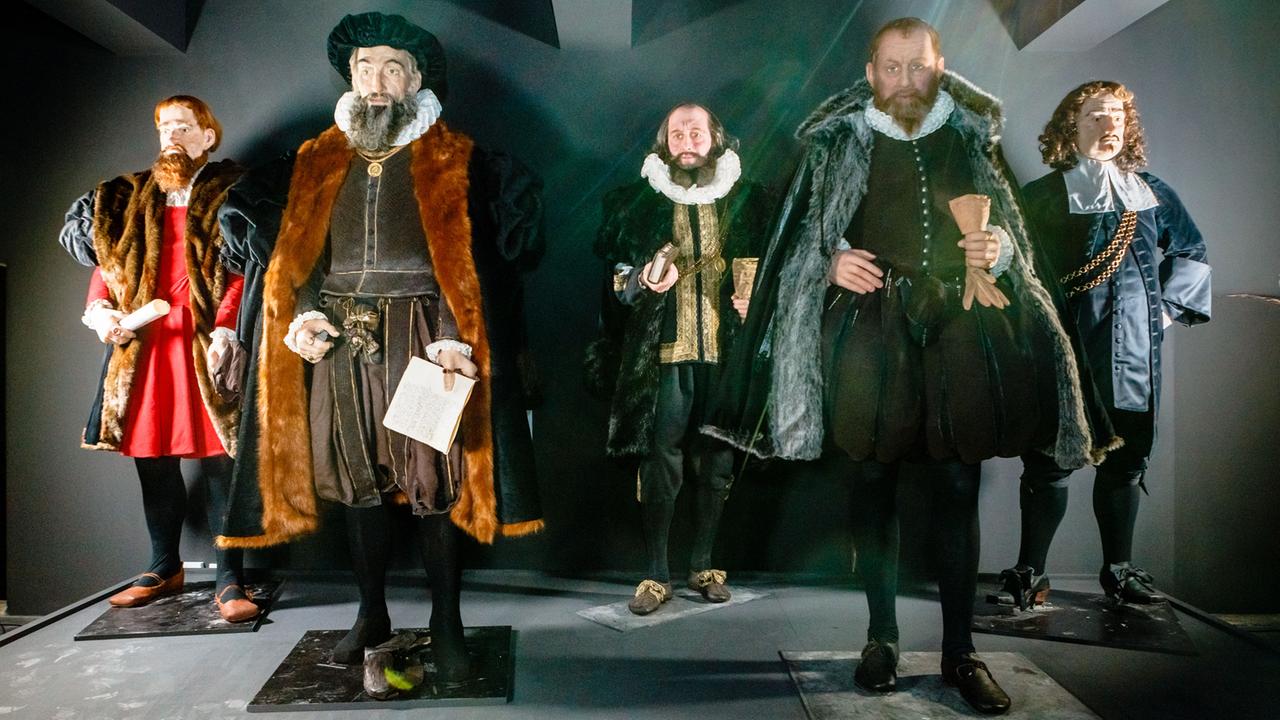 Eine Installation mit historischen Kaufmannskostümen ist im Neubau des Europäischen Hansemuseums in Lübeck (Schleswig-Holstein) zu sehen. Das Museum ist ab dem 30.05.2015 für die Öffentlichkeit zugänglich. Eine Installation mit historischen Kaufmannskostümen ist im Neubau des Europäischen Hansemuseums in Lübeck (Schleswig-Holstein) zu sehen. Das Museum ist ab dem 30.05.2015 für die Öffentlichkeit zugänglich.
