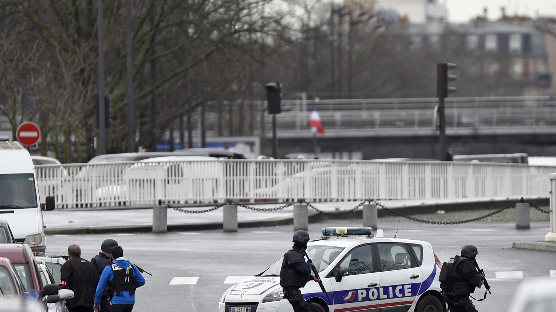 Bewaffnete Polizisten an der abgesperrten Metrostation Porte de Vincennes in Paris. Bewaffnete Polizisten an der abgesperrten Metrostation Porte de Vincennes in Paris.