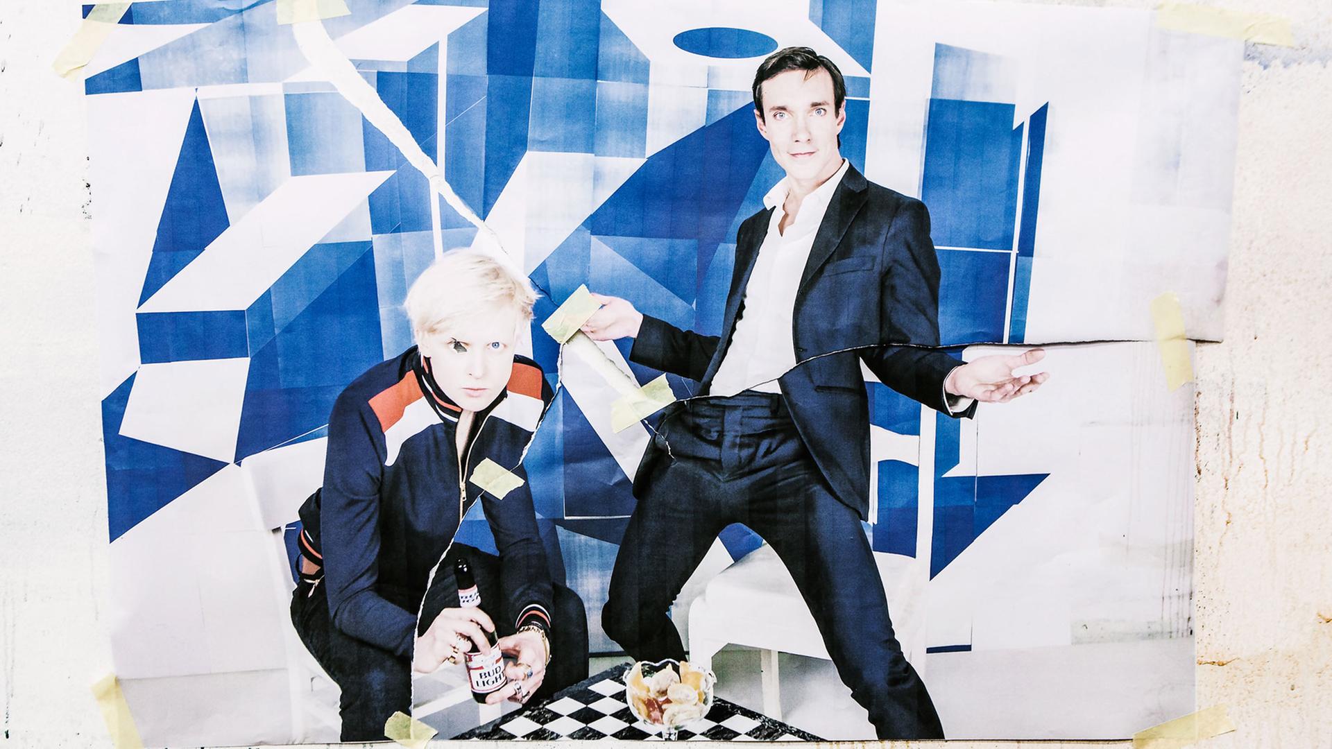 "Damien Hirst und Jeff Koons teilen den Kunstmarkt unter sich auf" heißt dieses Werk, angefertigt von Jed Martin ... äh ... Anita Schmid "Damien Hirst und Jeff Koons teilen den Kunstmarkt unter sich auf" heißt dieses Werk, angefertigt von Jed Martin ... äh ... Anita Schmid