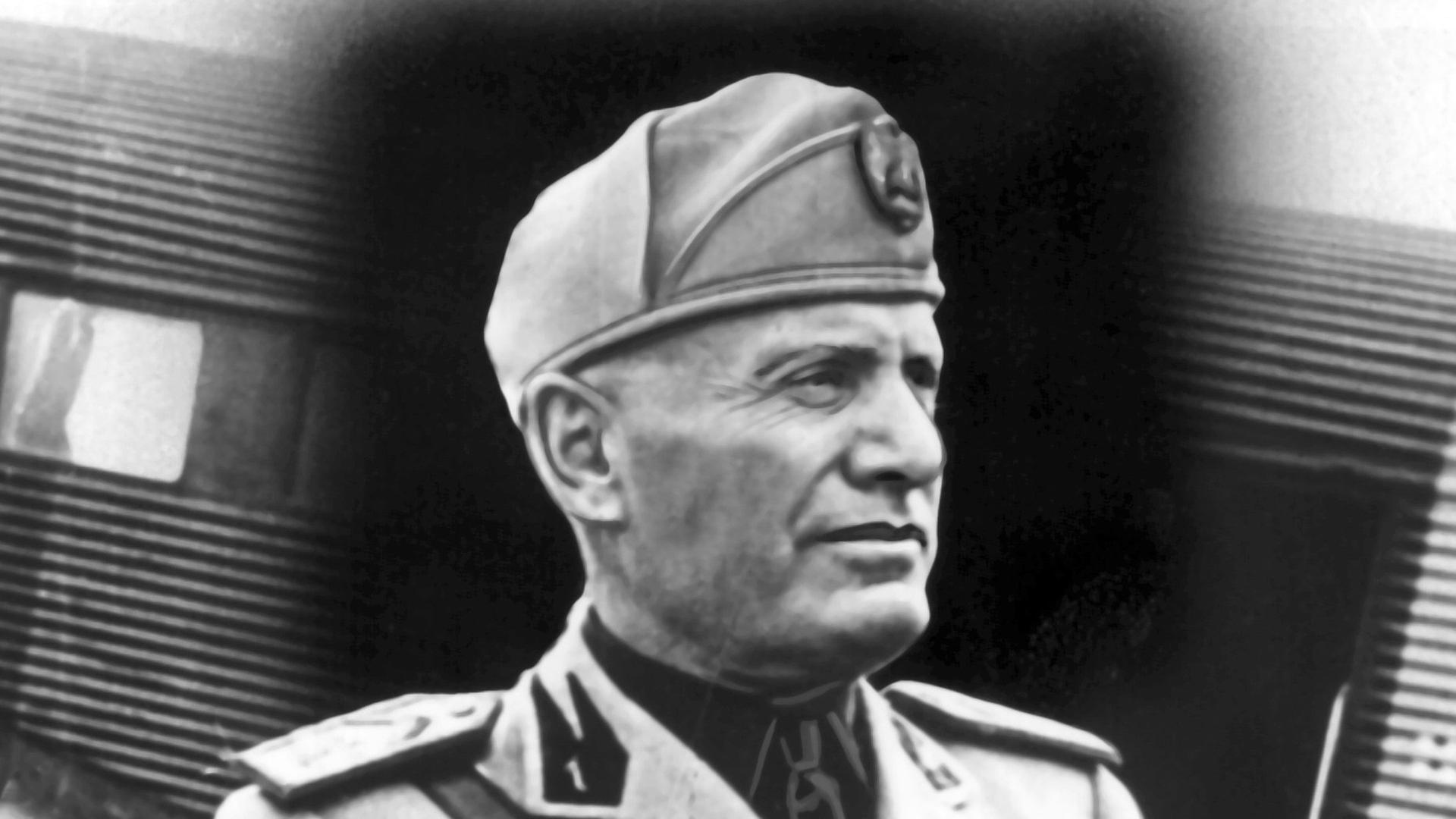 Porträtaufnahme von Benito Mussolini in Uniform Porträtaufnahme von Benito Mussolini in Uniform
