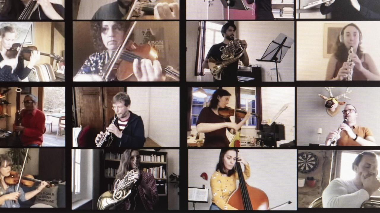 Ein screen shot von einem Computerbildschirm, der Musikerinnen und Musiker des Orchestre National de Lyon bei der Probe per Videokonferenz zeigt. Ein screen shot von einem Computerbildschirm, der Musikerinnen und Musiker des Orchestre National de Lyon bei der Probe per Videokonferenz zeigt.