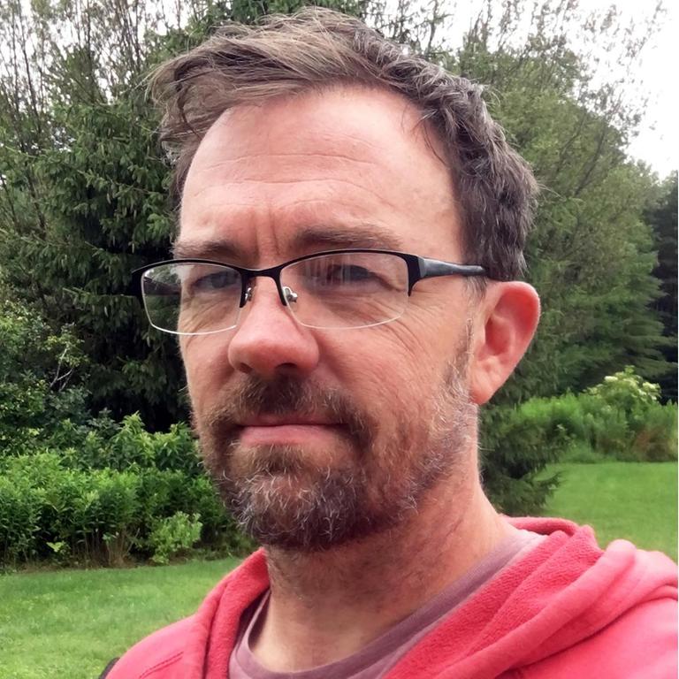 US-Comickünstler Jason Lutes in einer Porträtaufnahme im Garten
